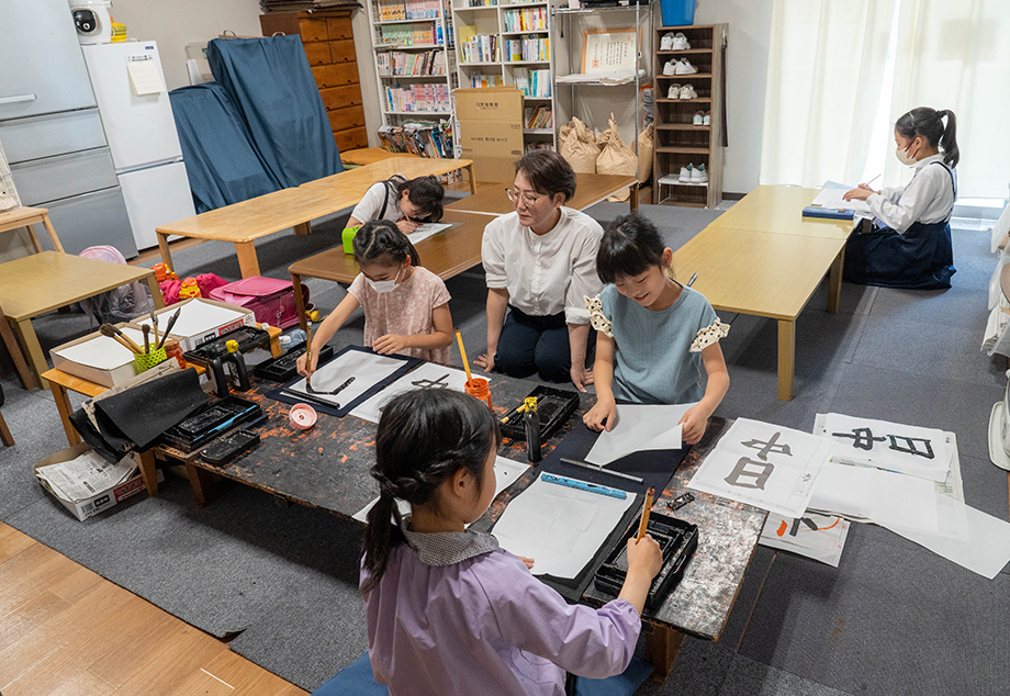 書道に励む子どもたち