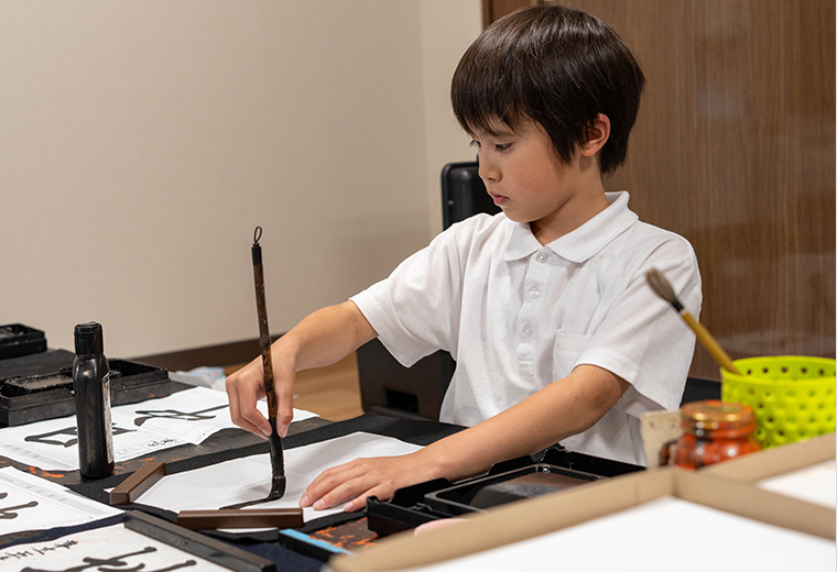 書道に励む子どもたち